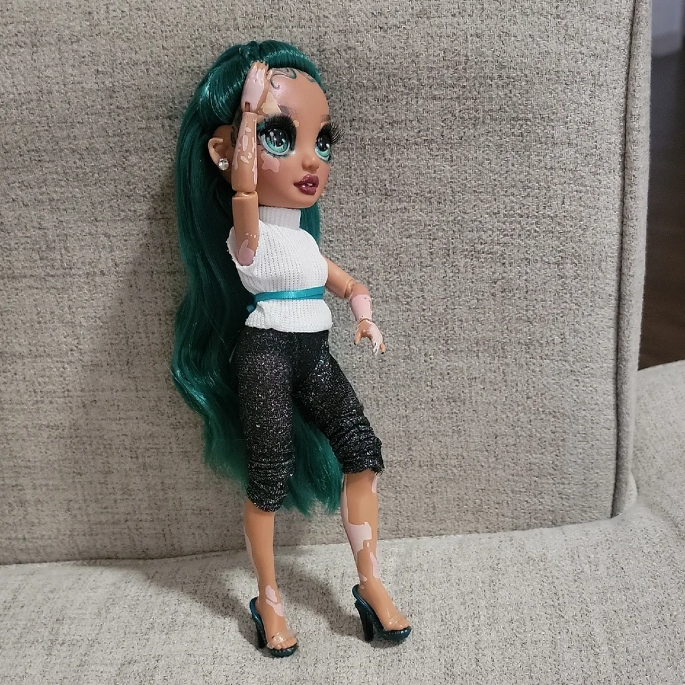 Rare Jewel Richie Rainbow High Emerald Green, Vitiligo Doll. - Picture 3 of 6